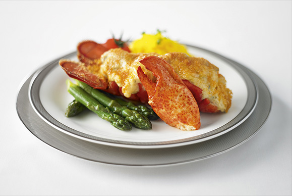 Singapore Airlines A380 Suites in-flight dining experience