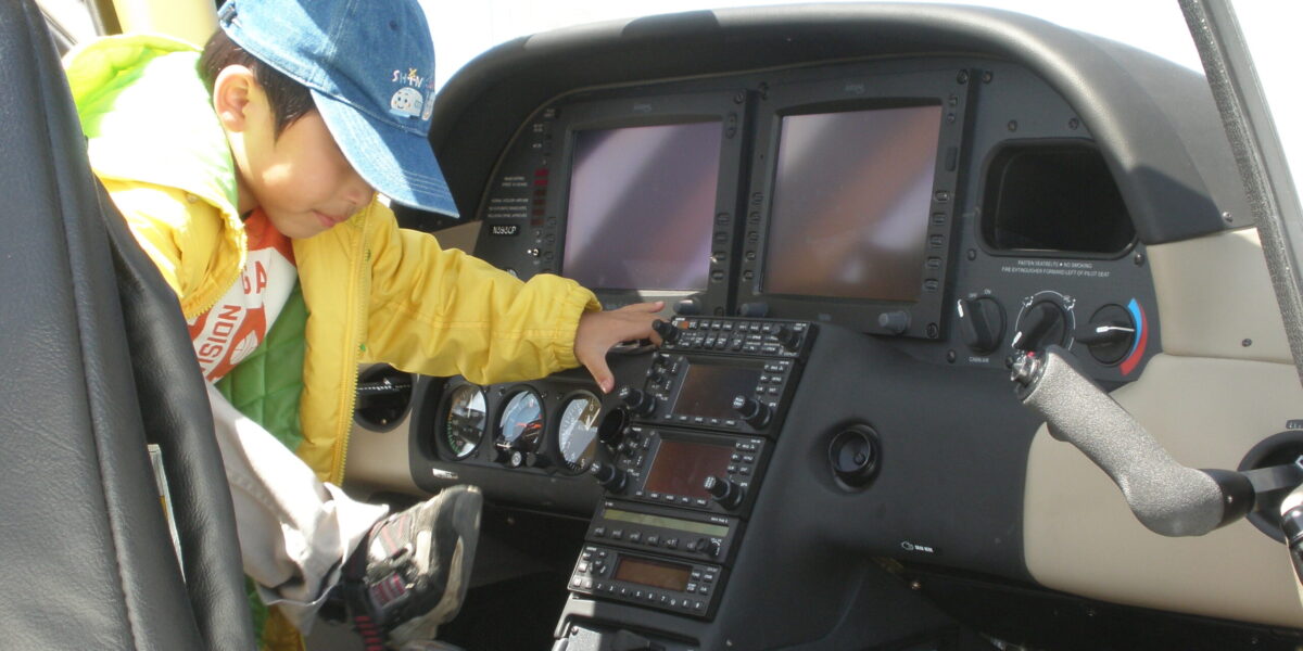 Best GPS Watches for Pilots: Garmin D2 vs Apple Watch